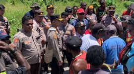 Kapolres Mimika, AKBP Billyandha Hildiario Budiman, bertemu para pihak usai melakukan proses perdamaian di Jalan C. Heatubun, Distrik Mimika Baru, Kabupaten Mimika, Papua Tengah, Rabu (22/1/2025). (Foto: Galeri Papua/Wahyu)