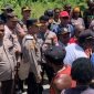 Kapolres Mimika, AKBP Billyandha Hildiario Budiman, bertemu para pihak usai melakukan proses perdamaian di Jalan C. Heatubun, Distrik Mimika Baru, Kabupaten Mimika, Papua Tengah, Rabu (22/1/2025). (Foto: Galeri Papua/Wahyu)