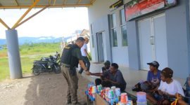 Polri melakukan pendekatan persuasif kepada masyarakat Papua. (Foto: Istimewa/Satgas Humas Operasi Damai Cartenz)