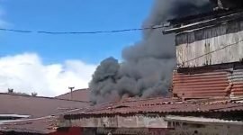 Suasana di lokasi kebakaran, di Jalan Bhayangkara, Jalur 2, Kelurahan Koperapoka, Distrik Mimika Baru, Mimika, Papua Tengah, Jumat (24/1/2025). (Foto: Galeri Papua/Wahyu)