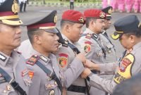 Kapolres Mimika melakukan penanggalan jabatan  terhadap pejabat lama pada upacara serah terima jabatan Kabag Ops, Kasat Reskrim, dan penyerahan jabatan Kasat Polairud Polres Mimika, di Mako Polres Mimika, Jalan Agimuga, Mile 32, Mimika, Papua Tengah, Kamis (30/1/2025). (Foto: Galeri Papua/Ahmad)