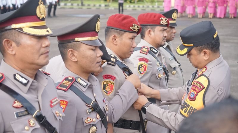 Kapolres Mimika melakukan penanggalan jabatan  terhadap pejabat lama pada upacara serah terima jabatan Kabag Ops, Kasat Reskrim, dan penyerahan jabatan Kasat Polairud Polres Mimika, di Mako Polres Mimika, Jalan Agimuga, Mile 32, Mimika, Papua Tengah, Kamis (30/1/2025). (Foto: Galeri Papua/Ahmad)