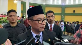 Penjabat Bupati Mimika, Yonathan Demme Tangdilitin, saat ditemui wartawan di Ruang Paripurna Lantai II, Kantor DPRD Kabupaten Mimika, Jumat (31/1/2025). (Foto: Galeri Papua/Ahmad)