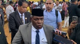 Penjabat Sekretaris Daerah Mimika, Petrus Yumte, saat ditemui wartawan di Ruang Paripurna Lantai II, Kantor DPRD Kabupaten Mimika, Jumat (31/1/2025). (Foto: Galeri Papua/Ahmad)