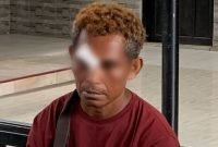 Korban penganiayaan, CVH, saat mendatangi kantor Polsek Mimika Baru untuk membuat laporan penganiayaan yang dialaminya, Kamis (13/2/2025). (Foto: Galeri Papua/Ahmad)