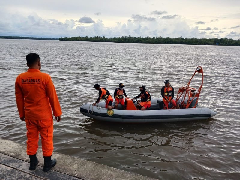 Tim SAR melakukan pecarian satu penumpang KM Sirimau yang ceburkan diri ke laut di Perairan Asmat, Papua Selatan. (Foto: Istimewa)