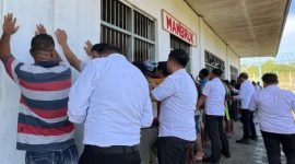 Warga Binaan Lapas saat sedang digeledah petugas lapas dipimpin Kepala Lapas Kelas IIB Timika, Mansur Yunus Gafur. (Foto: Istimewa)