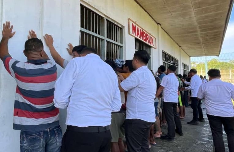 Warga Binaan Lapas saat sedang digeledah petugas lapas dipimpin Kepala Lapas Kelas IIB Timika, Mansur Yunus Gafur. (Foto: Istimewa)