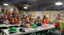 Kampanye Line of Fire di area Tambang Bawah Tanah Grasberg Block Cave (GBC) dan Big Gossan untuk menciptakan ruang diskusi aktif yang melibatkan kepala kru dan kru di lapangan. (Foto: Istimewa/Dok. PTFI)