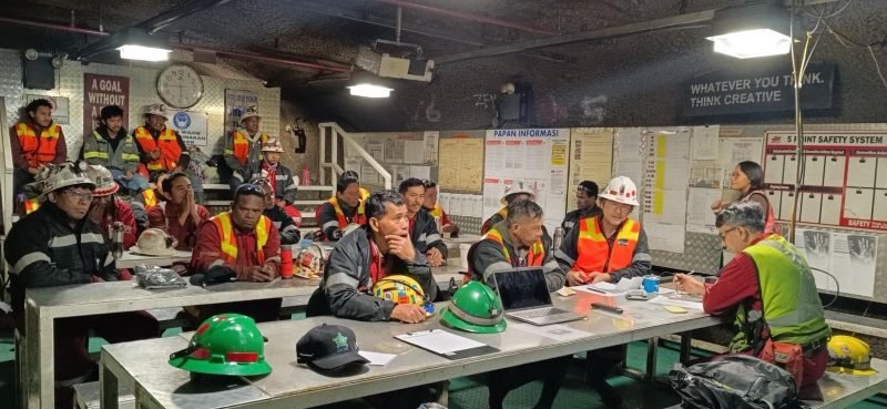 Kampanye Line of Fire di area Tambang Bawah Tanah Grasberg Block Cave (GBC) dan Big Gossan untuk menciptakan ruang diskusi aktif yang melibatkan kepala kru dan kru di lapangan. (Foto: Istimewa/Dok. PTFI)