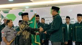 Penyerahan Surat Keputuan (SK) Pelantikan Jajaran Pengurus YAPIS Cabang Kabupaten Mimika, di Ballroom Hotel Horison Diana Timika, Kamis (27/2/2025). (Foto: Galeri Papua/Ahmad).