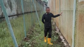 Petugas Lapas sedang melakukan pemeriksaan. (Foto: Istimewa)