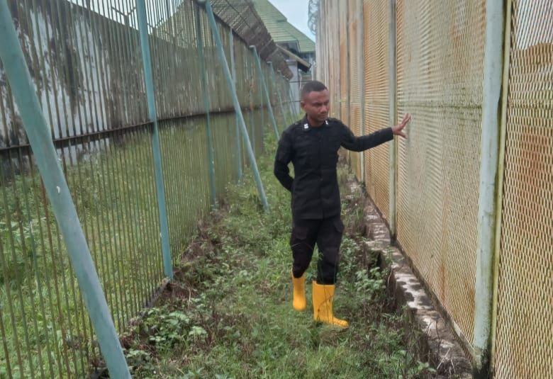 Petugas Lapas sedang melakukan pemeriksaan. (Foto: Istimewa)