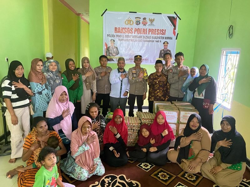 Foto bersama pada di akhir kegiatan Bakti Sosial Polri Presisi di Kantor Baznas Kabupaten Mimika, Kamis (27/2/2025). (Foto: Istimewa)