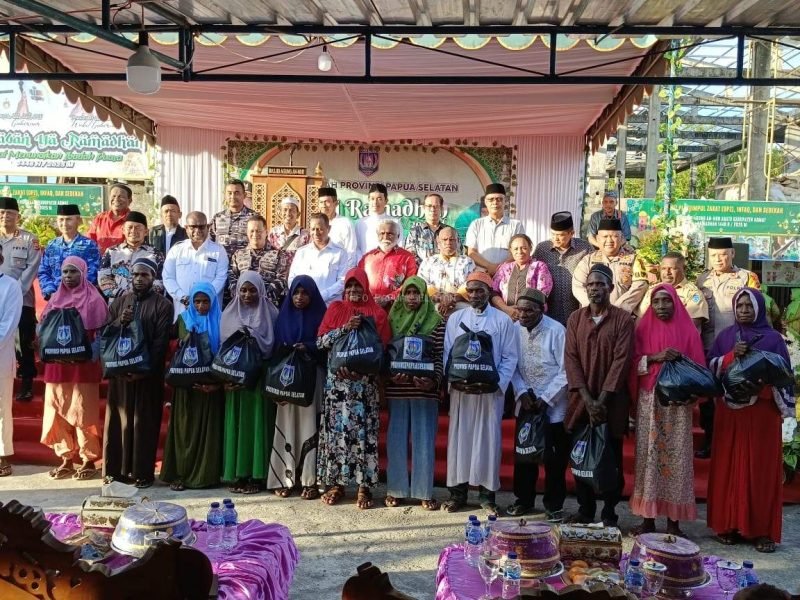 Foto bersama dalam giat safari ramadhan di Masjid Agung An-Nur Agats beberapa waktu lalu. (Foto: Istimewa/Humas Pemprov Papua Selatan)