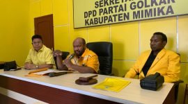 (Dari kanan ke kiri) Ketua DPRK Mimika Definitif, Primus Natikapereyau; Ketua DPD Partai Golkar Kabupaten Mimika, Yansen Tinal; dan Ketua Sementara DPRK Mimika, Iwan Anwar, dalam konferensi pers di Kantor DPD Partai Golkar Kabupaten Mimika, Jalan Pendidikan, Mimika, Papua Tengah, Sabtu (1/3/2025). (Foto: Galeri Papua/Ahmad)