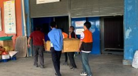 Jenazah mendiang Lilie Wijayanti Poegiono saat tiba di Cargo Bandara Mozes Kilangin Timika, Senin (3/3/2025). (Foto: Galeri Papua/Ahmad)