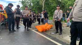 Jasad Mr.X yang telah dibungkus menggunakan kantong jenazah usai dikeluarkan dari dalam sungai di Jalan Menuju Bandara Mozes Kilangin Timika. (Foto: Galeri Papua/Ahmad)