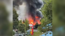 Massa membakar sejumlah bangunan di Puncak Jaya, Papua Tengah, Senin (3/3/2025). (Foto: Istimewa/Tangkapan Layar Video Amatir)