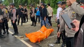 Mayat pria yang ditemukan di Jalan WR Soepratman tembusan Jalan C. Heatubun saat sudah dibungkus dengan menggunakan kantong jenazah untuk dilarikan ke rumah sakit. (Foto: Galeri Papua/Ahmad)