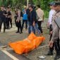 Mayat pria yang ditemukan di Jalan WR Soepratman tembusan Jalan C. Heatubun saat sudah dibungkus dengan menggunakan kantong jenazah untuk dilarikan ke rumah sakit. (Foto: Galeri Papua/Ahmad)