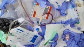 Sampah medis yang dibuang sembarangan di Mimika. (Foto: Istimewa/Akun IG @timikafolks)