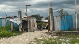 Tampak bagian depan arena judi king di Pasar SP2, Jalan Cenderawasih, Kelurahan Timika Jaya, Distrik Mimika Baru, Kabupaten Mimika, Papua Tengah. (Foto: Galeri Papua/Endy Langobelen)