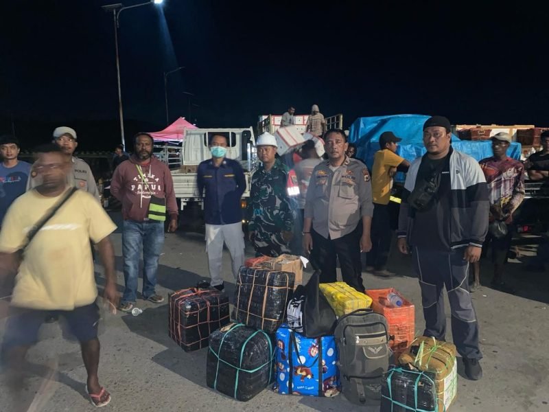 Ratusan liter minuman keras lokal saat diamankan polisi. (Foto: Istimewa)