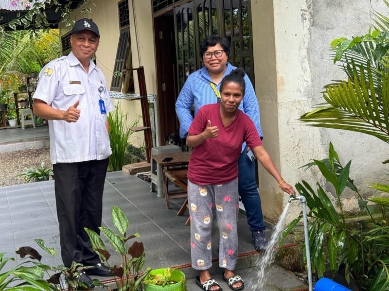 Warga mencoba air bersih saat Kadis  PUPR Mimika Robert Mayout bersama VP Government Relations PTFI, Lenny Josephina melakukan pengecekan. (Foto: Istimewa/Dok. PTFI)