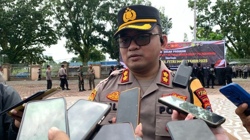 Kapolres Mimika, AKBP Billyandha Hildiario Budiman, saat ditemui di halaman gedung Eme Neme Yauware, Kamis (20/3/2025). (Foto: Galeri Papua/Ahmad)
