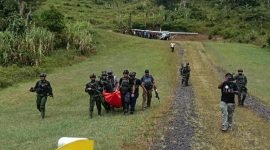 Tim Satgas Koops TNI Habema Kogabwilhan III mengevakuasi korban pembunuhan di Yahukimo, Papua Pegunungan. (Foto: Istimewa)