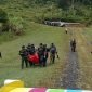 Tim Satgas Koops TNI Habema Kogabwilhan III mengevakuasi korban pembunuhan di Yahukimo, Papua Pegunungan. (Foto: Istimewa)