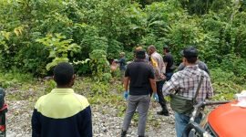 Polisi mengevakuasi Jenazah MH. (Foto: Istimewa)