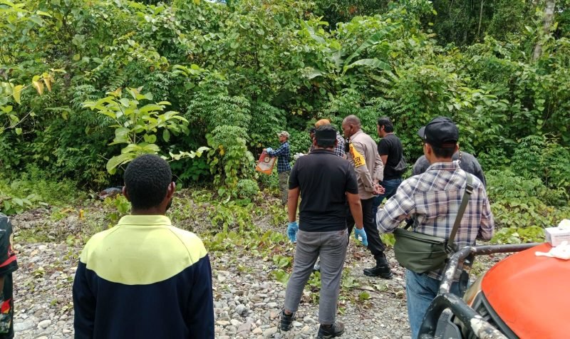 Polisi mengevakuasi Jenazah MH. (Foto: Istimewa)