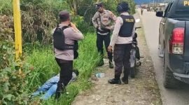 Polisi hendak mengevakuasi jenazah korban penyerangan TPNPB di Dogiyai, Papua Pegunungan. (Foto: Istimewa)