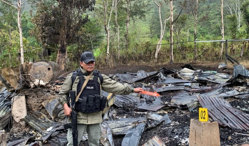 Personel Satgas Gakkum Operasi Damai Cartenz 2025 melakukan olah TKP kasus penyerangan guru dan nakes di Yahukimo. (Foto: Istimewa/Satgas Humas Operasi Damai Cartenz 2025)