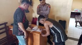 Proses penyerahan tersangka dan barang bukti kepada JPU Kejari Mimika. (Foto: Istimewa)