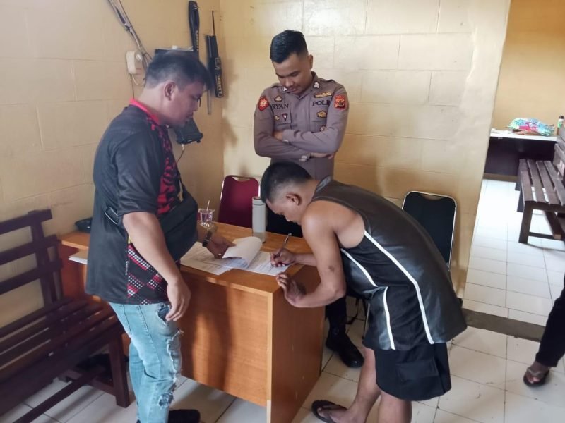 Proses penyerahan tersangka dan barang bukti kepada JPU Kejari Mimika. (Foto: Istimewa)