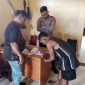 Proses penyerahan tersangka dan barang bukti kepada JPU Kejari Mimika. (Foto: Istimewa)