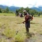 Warga bersama TNI Polri membersihkan lapangan terbang di Distrik Jila. (Foto: Istimewa)