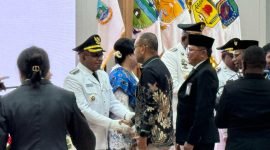 Director & EVP Sustainable Development  PTFI, Claus Wamafma, menyampaikan ucapan selamat kepada Bupati Mimika, Johannes Rettob, dan Wakil Bupati Mimika, Emanuel Kemong, di Kantor Gubernur Papua Tengah, Nabire. (Foto: Istimewa/Dok. PTFI)