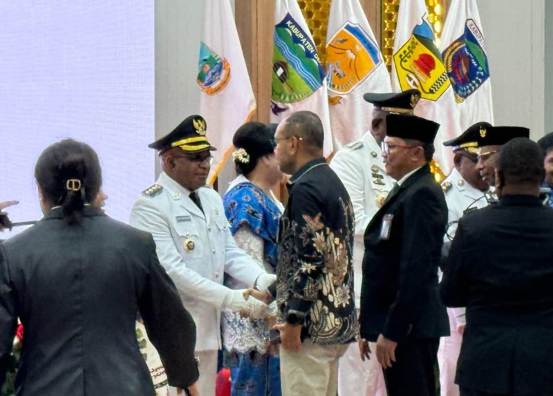 Director & EVP Sustainable Development  PTFI, Claus Wamafma, menyampaikan ucapan selamat kepada Bupati Mimika, Johannes Rettob, dan Wakil Bupati Mimika, Emanuel Kemong, di Kantor Gubernur Papua Tengah, Nabire. (Foto: Istimewa/Dok. PTFI)