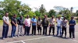 Mediator pembebasan Pilot Susi Air, Kapten Phillip Mark Mehrtens, palang Lapter Kenyam tagih janji pemerintah. (Foto: Istimewa)