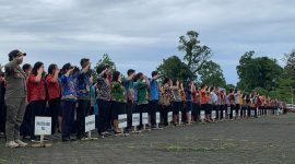 Para ASN mengikuti apel gabungan di pelataran Kantor Bupati Mimika, Jalan Poros SP3, Timika, Kamis (27/3/2025). (Foto: Galeri Papua/Ahmad)