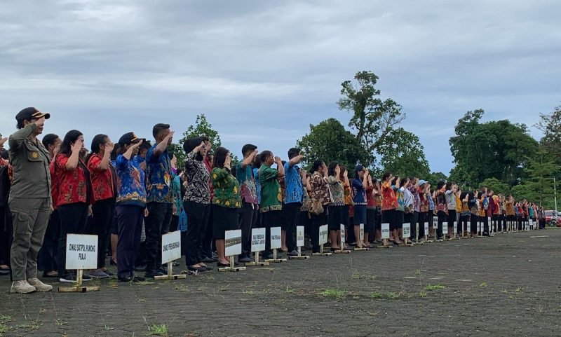 Para ASN mengikuti apel gabungan di pelataran Kantor Bupati Mimika, Jalan Poros SP3, Timika, Kamis (27/3/2025). (Foto: Galeri Papua/Ahmad)