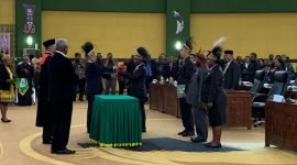 Momen penyerahan palu sidang oleh Ketua sementara DPRK Mimika kepada Ketua DPRK Mimika definitif usai pengambilan sumpah/janji pimpinan DPRK periode 2024-2029. (Foto: Galeri Papua/Ahmad)