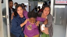 Anggota Satgas Operasi Damai Cartenz 2025, Brigpol Ita Sombo Allo, mengevakuasi salah satu korban kekerasan KKB Yahukimo. (Foto: Istimewa/Satgas Humas Operasi Damai Cartenz 2025)