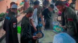 Personel Operasi Damai Cartenz merayakan Hari Raya Idulfitri di Sugapa, Kabupaten Intan Jaya, dengan penuh kebersamaan pada Rabu (2/4/2025). (Foto: Istimewa)