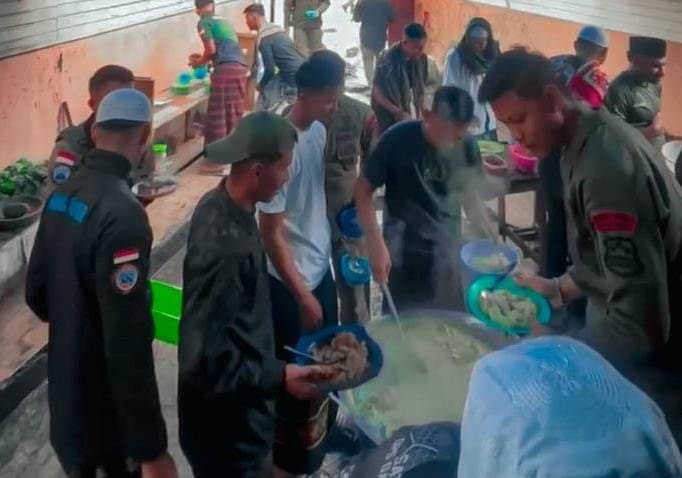 Personel Operasi Damai Cartenz merayakan Hari Raya Idulfitri di Sugapa, Kabupaten Intan Jaya, dengan penuh kebersamaan pada Rabu (2/4/2025). (Foto: Istimewa)