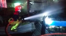 Tim Damkar tengah melakukan upaya pemadaman api. (Foto: Istimewa/BPBD Kabupaten Mimika)